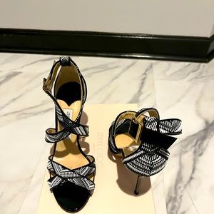 Jimmy Choo size 39 woven fabric/patent leather Style: Lottie